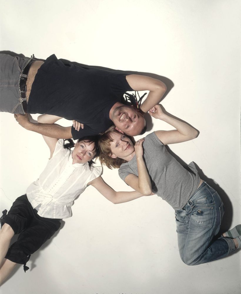 Aňa a Táňa prodávají v bazaru